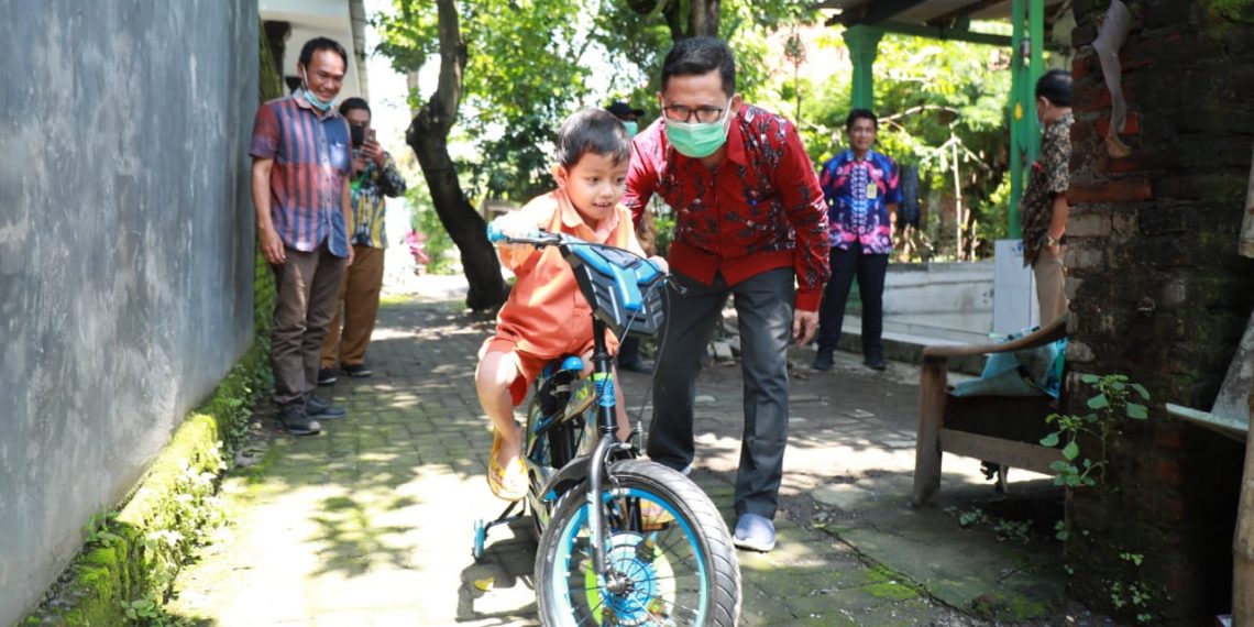 Bupati Sidoarjo Beri Hadiah Sepeda Kepada Anak Penderita Kelainan Usus