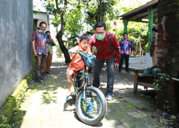 Bupati Sidoarjo Beri Hadiah Sepeda Kepada Anak Penderita Kelainan Usus