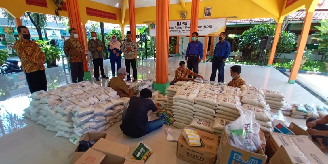 YP Wahyuana Pemilik Pendidikan Antartika Bantu 450 Paket Sembako Warga Siwalanpanji
