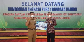 PT Angkasa Pura I Bantu Satu Set Alat Musik Band Untuk Siswa SLBN Gedangan