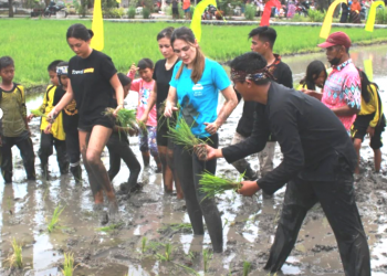 Luna Maya Berkunjung ke Kampung Lali Gadget Untuk Mengenang Masa Kecil