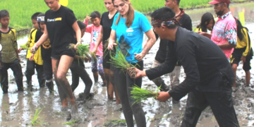 Luna Maya Berkunjung ke Kampung Lali Gadget Untuk Mengenang Masa Kecil