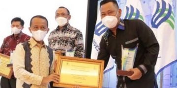 Realisasi Investasi Over Target, Bupati Gresik Dapat Penghargaan dari Menteri Investasi/BKPM