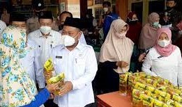 Pastikan Harga Migor Sesuai HET, Pemkab Gresik Gencarkan Operasi Pasar