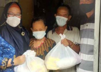 Trenyuh Melihat 3 Bersaudara Lansia yang Lemah dan Sakit, Bu Min Berikan Bantuan Sembako dan Uang