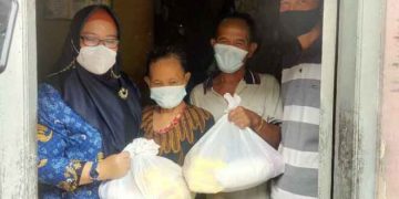 Trenyuh Melihat 3 Bersaudara Lansia yang Lemah dan Sakit, Bu Min Berikan Bantuan Sembako dan Uang