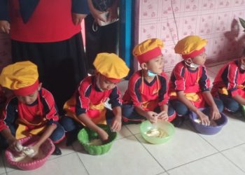 KB TK Dharma Wanita Persatuan Belajar Membuat Ayam Kentaky