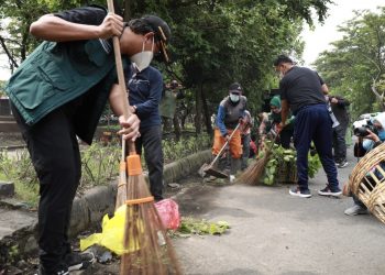 Bupati Bersama Warga Bersihkan PSU Taman Pinang