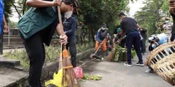 Bupati Bersama Warga Bersihkan PSU Taman Pinang