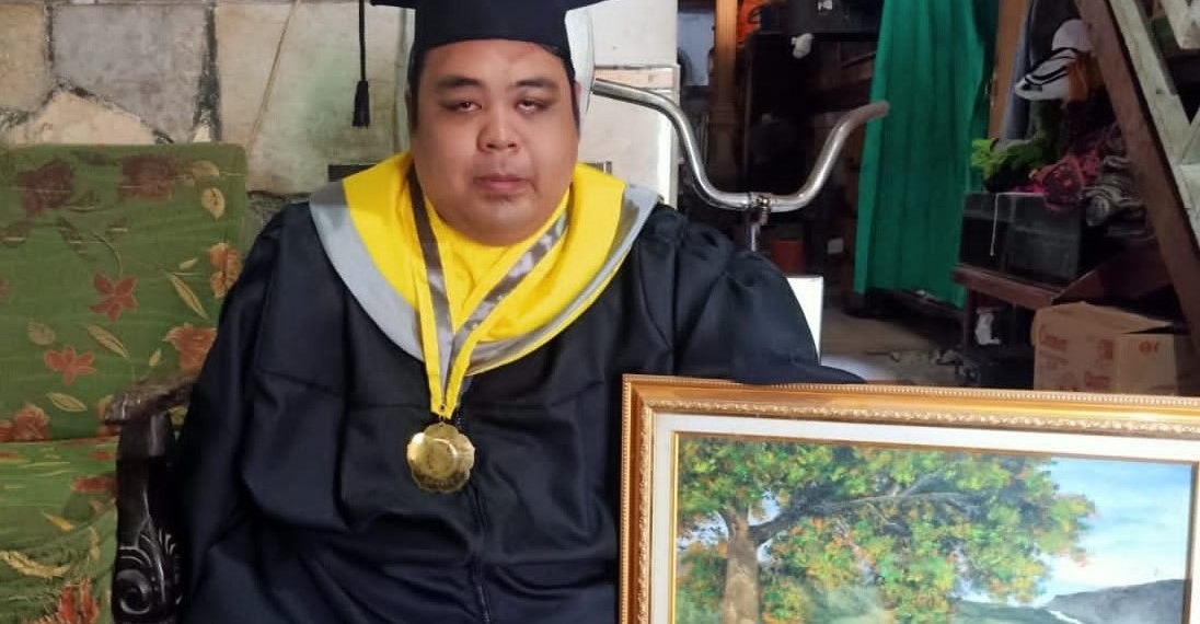 Dengan Kursi Roda, Aam Tuntaskan Studinya di UMG, Diwisuda Bersama 682 Wisudawan Lain