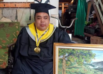 Dengan Kursi Roda, Aam Tuntaskan Studinya di UMG, Diwisuda Bersama 682 Wisudawan Lain
