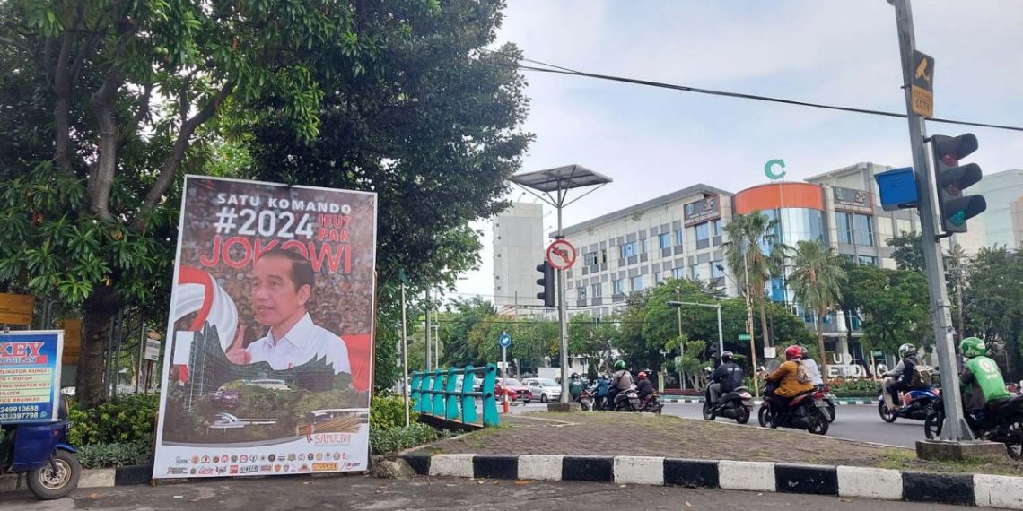 Marak, Baliho ‘2024 Ikut Pak Jokowi’ Terpasang di Surabaya