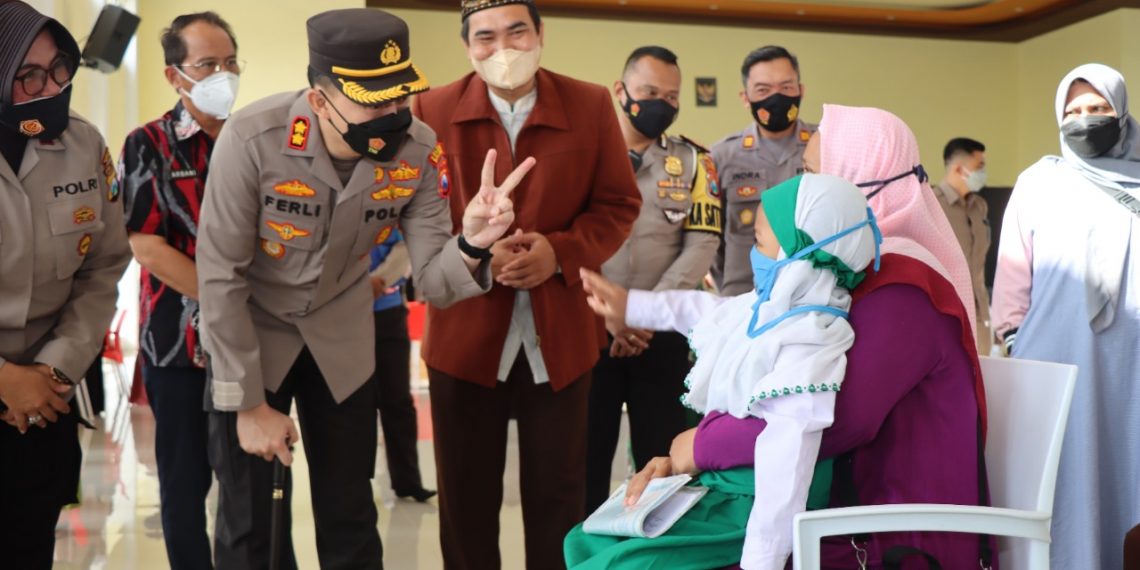 Kapolres Malang Hibur Anak-Anak yang Jalani Vaksin