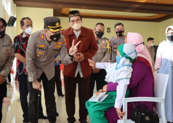 Kapolres Malang Hibur Anak-Anak yang Jalani Vaksin