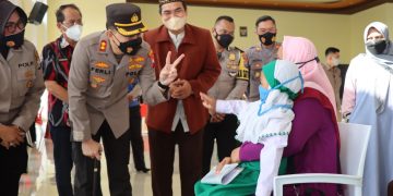 Kapolres Malang Hibur Anak-Anak yang Jalani Vaksin