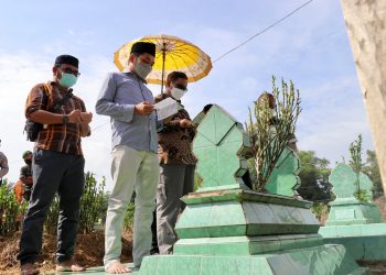 Sambut Ramadhan, Menkopolhukam Mahfud MD Nyekar ke Makam Orang Tuanya di Madura