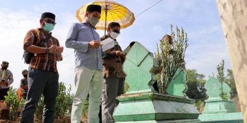 Sambut Ramadhan, Menkopolhukam Mahfud MD Nyekar ke Makam Orang Tuanya di Madura