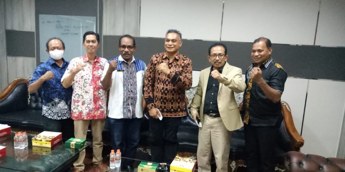 Wakil Ketua DPRD Surabaya A.H Tony saat menemui Bupati Sikka