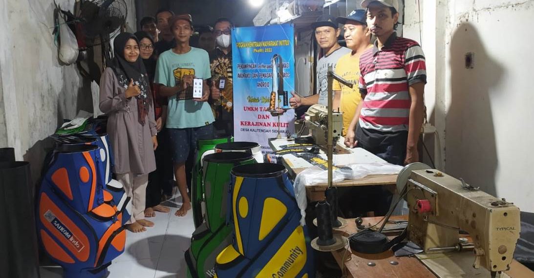 Tim Abdimas Umsida Beri Aplikasi Leathergoods.id Berbasis Android Bagi Pengrajin Tas Golf