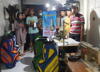 Tim Abdimas Umsida Beri Aplikasi Leathergoods.id Berbasis Android Bagi Pengrajin Tas Golf