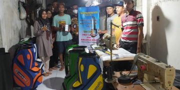 Tim Abdimas Umsida Beri Aplikasi Leathergoods.id Berbasis Android Bagi Pengrajin Tas Golf