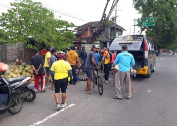 Tragis, Pesepeda Asal Surabaya Meregang Nyawa di Jalan Raya Tanggulangin