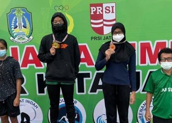 Waow…Sisihkan Perenang Se-Jatim, Siswa Smamsatu Aurellya Sabet Medali Emas