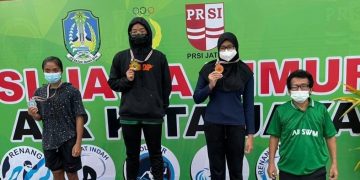 Waow…Sisihkan Perenang Se-Jatim, Siswa Smamsatu Aurellya Sabet Medali Emas