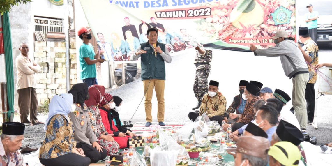 Warga Segoro Tambak Menggelar Festival Tumpeng