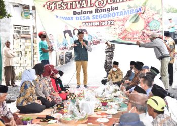 Warga Segoro Tambak Menggelar Festival Tumpeng