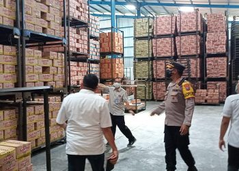 Cek Gudang, Kapolres dan Kadisperindag Antisipasi Kelangkaan Minyak Goreng di Pamekasan