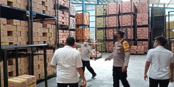 Cek Gudang, Kapolres dan Kadisperindag Antisipasi Kelangkaan Minyak Goreng di Pamekasan