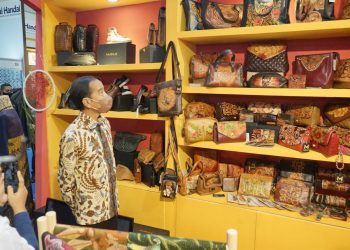 Presiden Jokowi Kunjungi dan Memuji Hasil Kerajinan Kulit UMKM Sidoarjo