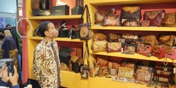 Presiden Jokowi Kunjungi dan Memuji Hasil Kerajinan Kulit UMKM Sidoarjo