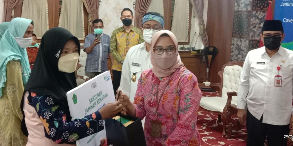 BPJS Ketenagakerjaan dan Pemkab Pamekasan Serahkan Jaminan Kematian Pengawai Non-ASN