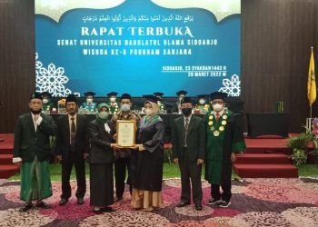 Unusida Beri Beasiswa Mahasiswa Berprestasi dan Penghargaan Kepada Wisudawan Terbaik