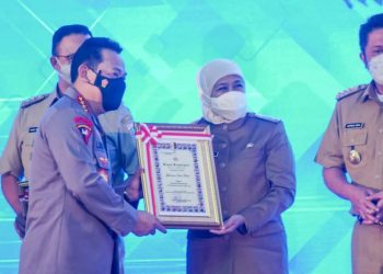 Gubernur Jatim Khofifah Raih Anugerah ETLE Nasional Presisi dari Kapolri