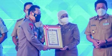 Gubernur Jatim Khofifah Raih Anugerah ETLE Nasional Presisi dari Kapolri