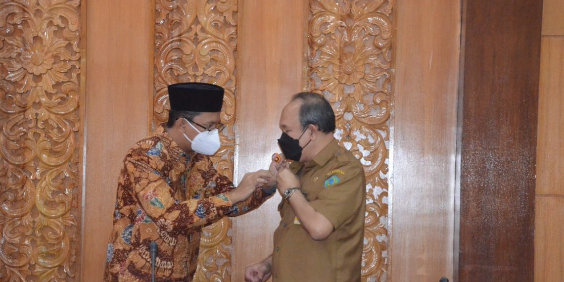 Bupati Sidoarjo Sematkan PIN Penghargaan Kepada OPD Peraih WBK dan WBBM