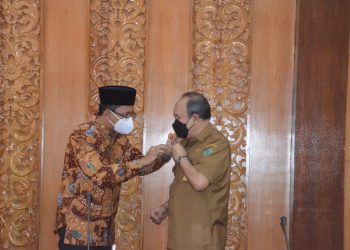 Bupati Sidoarjo Sematkan PIN Penghargaan Kepada OPD Peraih WBK dan WBBM