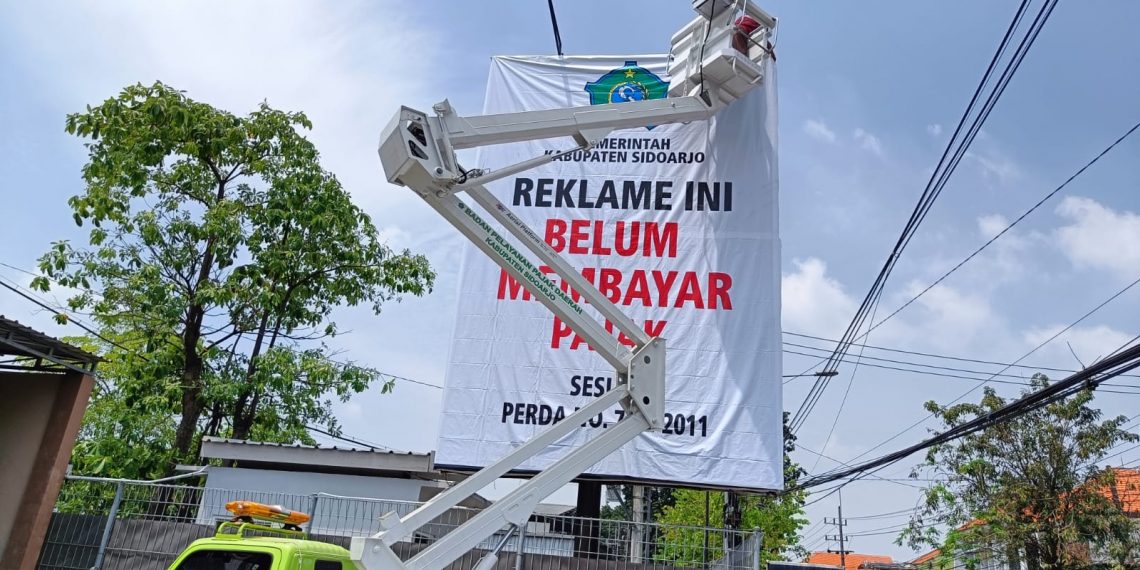 Pemkab Sidoarjo Menutup Tiga Reklame Besar Karena Belum Membayar Pajak