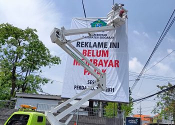 Pemkab Sidoarjo Menutup Tiga Reklame Besar Karena Belum Membayar Pajak