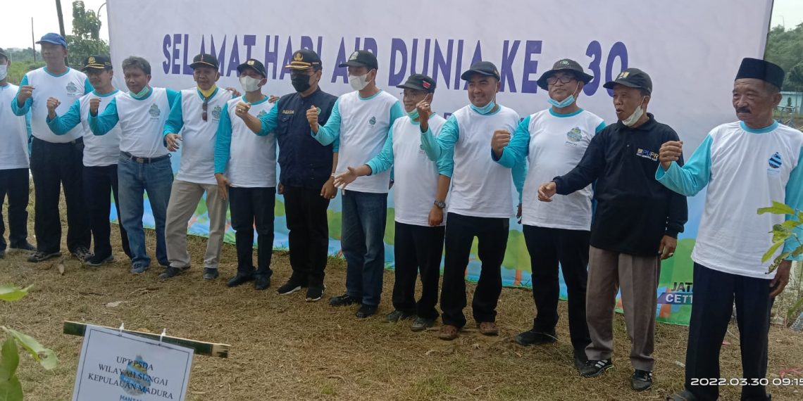 Peringati Hari Air Sedunia, Pemkab Pamekasan Tanam Pohon dan Tabur Benih Ikan di Waduk Samiran