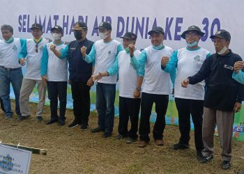 Peringati Hari Air Sedunia, Pemkab Pamekasan Tanam Pohon dan Tabur Benih Ikan di Waduk Samiran