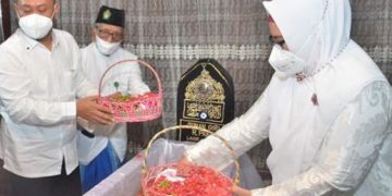Momen HUT Pemkab dan Kota Gresik, Duet Bupati-Wabup Ziarah Makam Waliyullah