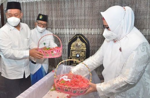 Momen HUT Pemkab dan Kota Gresik, Duet Bupati-Wabup Ziarah Makam Waliyullah
