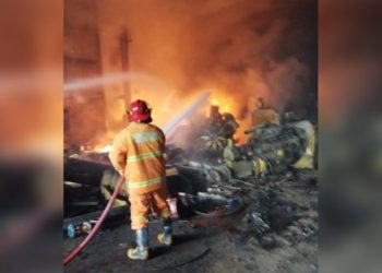 Diduga Kena Percikan Api Las, Gudang Besi Tua di Roomo, Manyar Ludes Terbakar