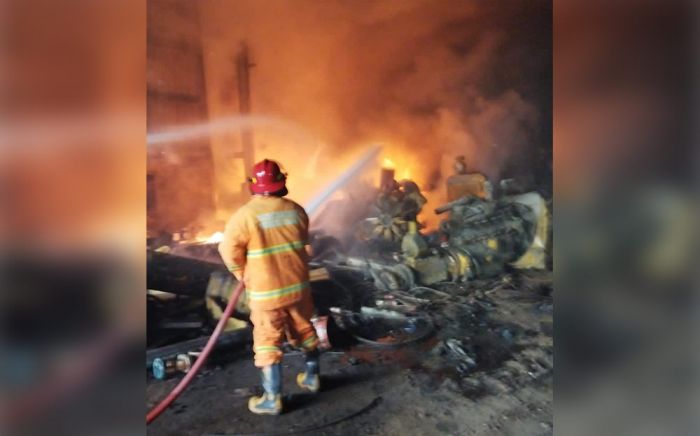 Diduga Kena Percikan Api Las, Gudang Besi Tua di Roomo, Manyar Ludes Terbakar