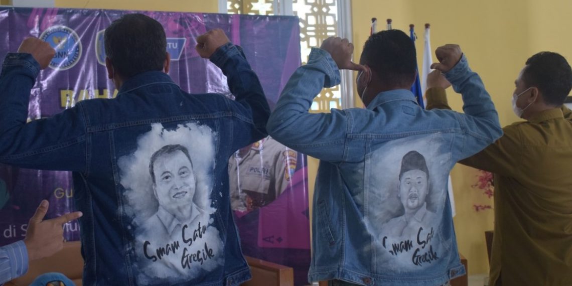 Dapat Kado Jaket Bergambar Dirinya dari Siswa Smamsatu, Gus Yani Senyum Sumringah