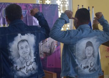 Dapat Kado Jaket Bergambar Dirinya dari Siswa Smamsatu, Gus Yani Senyum Sumringah